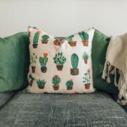 hoe de juiste kleur bank jouw kamer rust of contrast geeft
